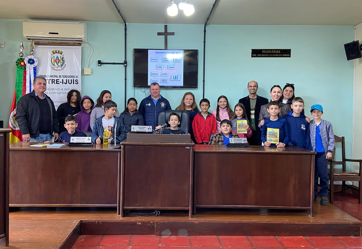 Alunos da 5ª série da E.M.E.F. Maria Antônia Uggeri Pizetta visitam a Câmara de Vereadores