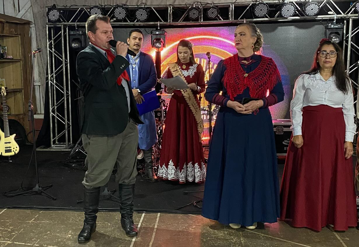 PODER LEGISLATIVO PRESENTE NA POSSE DA NOVA PATRONAGEM DO CTG PASSO DO IJUÍ