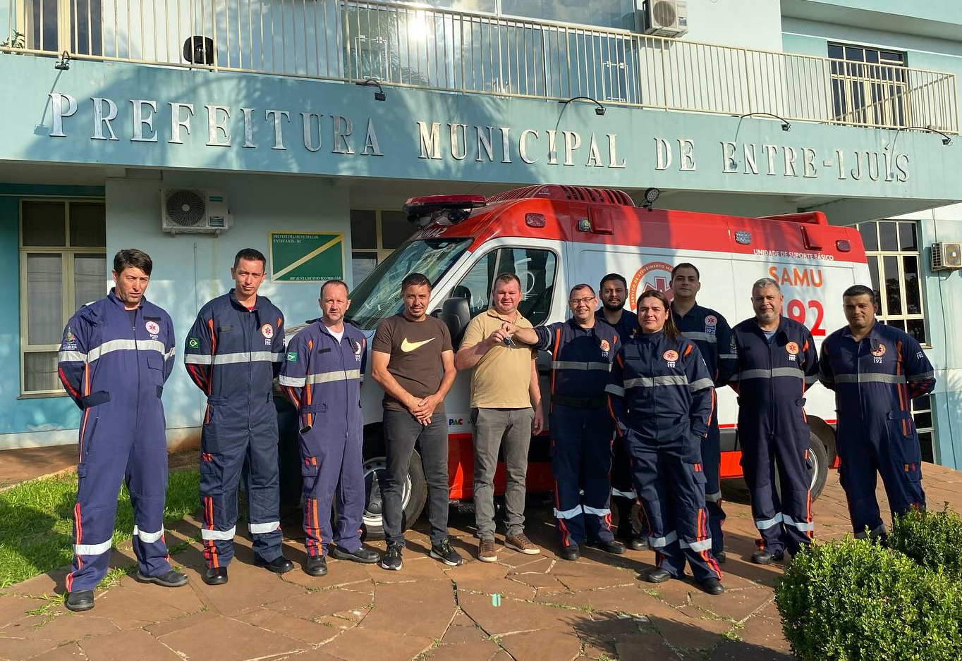 PODER LEGISLATIVO PARTICIPA DE ENTREGA DE AMBULÂNCIA PARA O SAMU